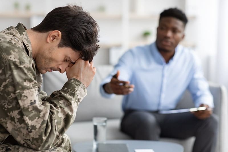 therapist with male veteran in uniform