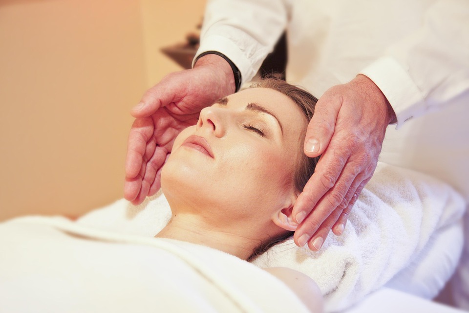 woman getting reiki healing